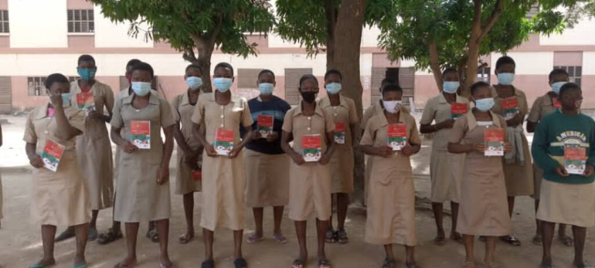 PROMOTION DES SERIES SCIENTIFIQUES DANS LES ETABLISSEMENTS SECONDAIRES DE PARAKOU :  La Fondation Hystérésis distribue des bréviaires aux élèves filles des collèges
