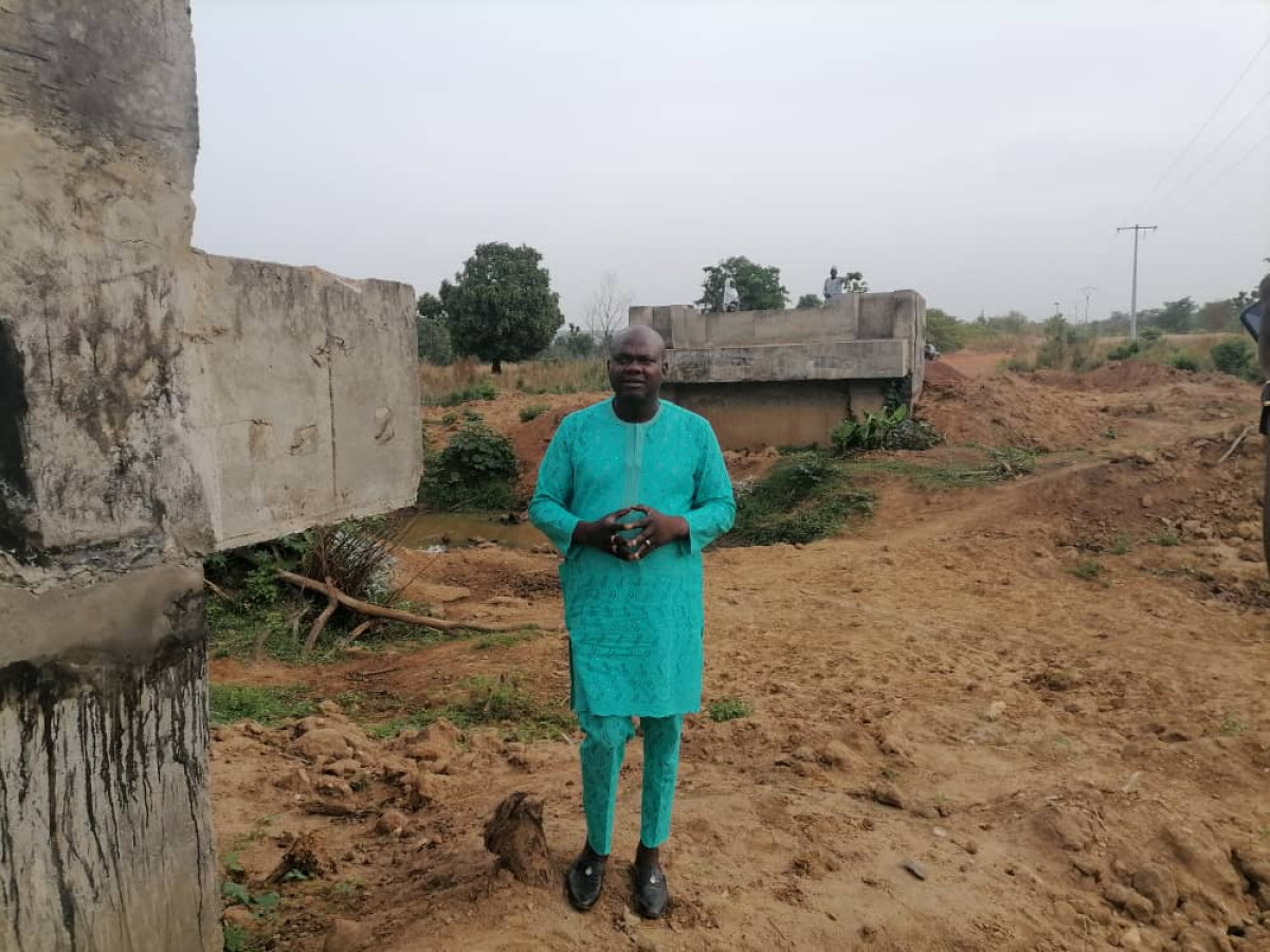 ABANDON DES TRAVAUX DE CONSTRUCTION DU PONT DE KANKOU À KOUANDÉ : L’He Kamel Ouassagari fait un amer constat et interpelle le gouvernement