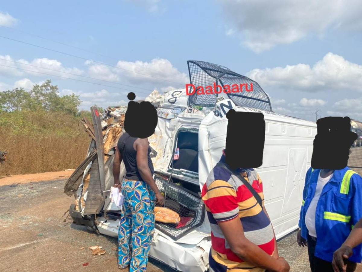 BÉNIN : Un accident de circulation impliquant un camion, un mini-bus, un taxi et un véhicule personnel fait d’énormes dégâts . A quoi sert le ministère des infrastructures ?
