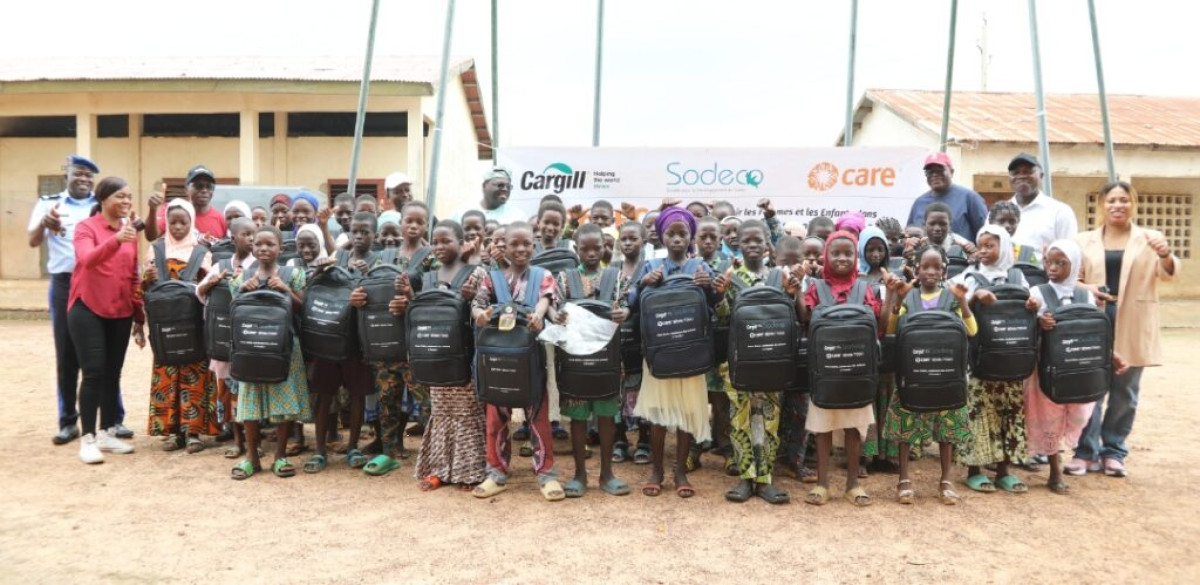 MAINTIEN DES ENFANTS À L&rsquo;ÉCOLE DANS LES COMMUNES DE PÉHUNCO ET DJOUGOU : Cargill, Sodéco et Care offrent des kits scolaires aux élèves