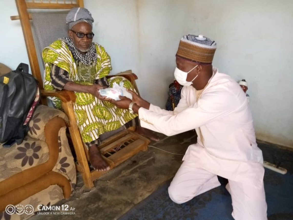 OPERATION DE DISTRIBUTION GRATUITE DE SAVON POUR LE LAVAGE DES MAINS A PARAKOU : Kadiri Gandé Bata appuie plus de 600 ménages du 3e arrondissement  . Un geste digne d’un véritable disciple de Gbadamassi