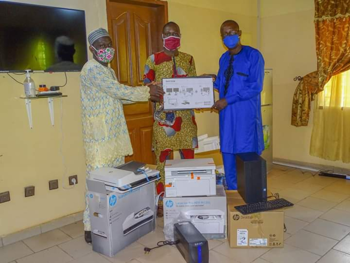 MAIRIE DE BEMBÉRÉKÉ : Yaya Garba équipe le service des archives de matériels informatiques
