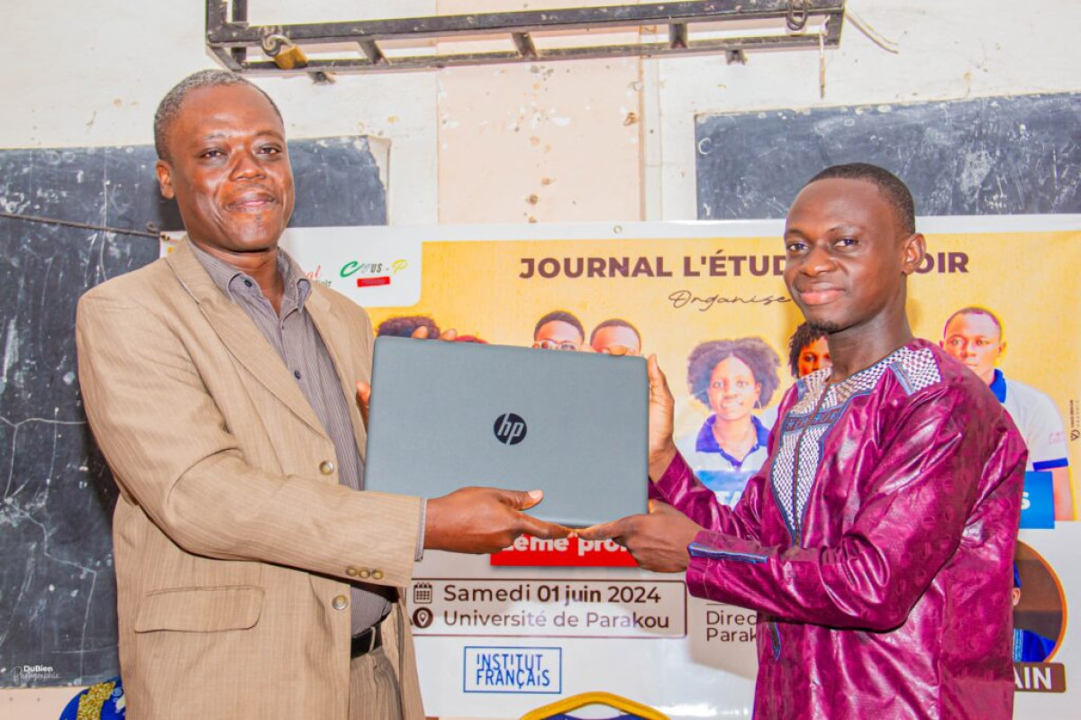 REMISE D’ATTESTATIONS AUX STAGIAIRES DE LA 2E PROMOTION DU JOURNAL L’ÉTUDIANT NOIR : Le parrain Habib Soumanou fait don d’un ordinateur