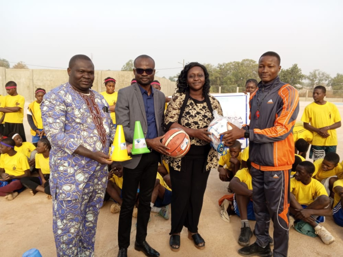 BÉNIN/PROMOTION DU SPORT FÉMININ À PARAKOU : L’Ong Ola Africa offre des équipements sportifs aux élèves du Cs Saint François de Sales