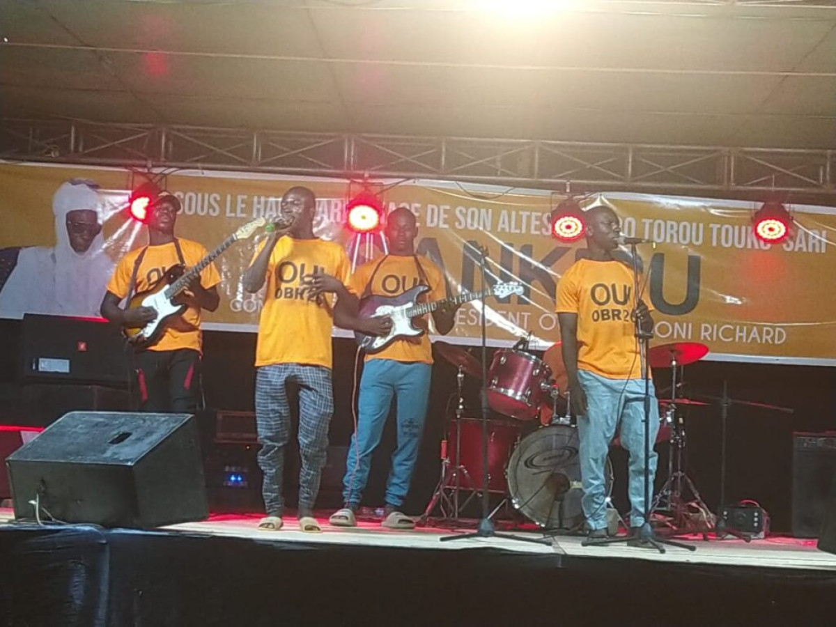 A L’OCCASION DE LA RENCONTRE DES ROIS DE L’AIRE CULTURELLE BAATONU ET BOO AVEC L’EMPEREUR DE NIKKI : Richard Boni Ouorou a offert un concert à la population de Nikki