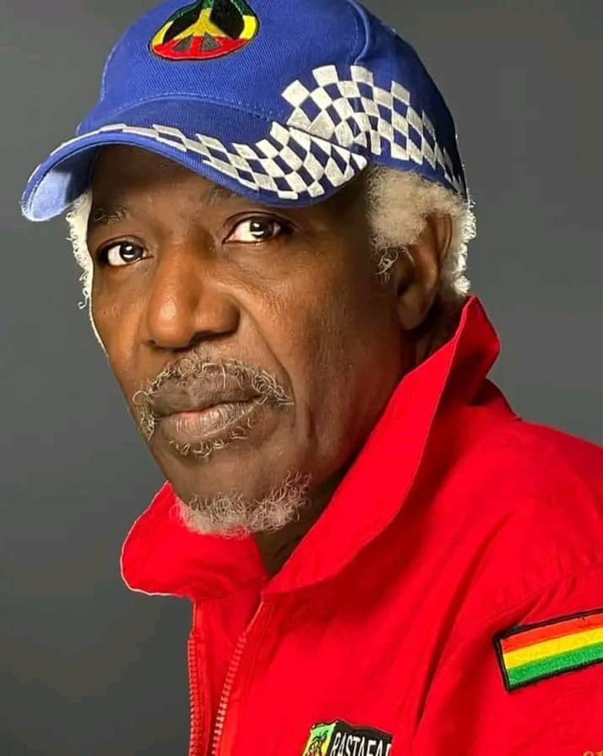 GUERRE ENTRE LES GRANDES PUISSANCES : Alpha Blondy envoie un message fort . «Monsieur Macron, comme on dit chez nous, enlève ton pied dans leur connerie d’Ukraine.»