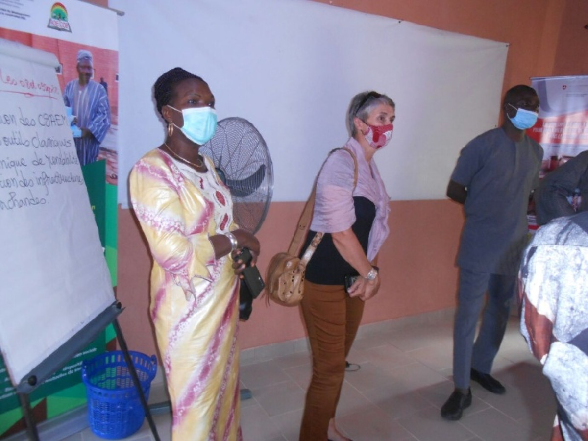 EN VISITE AU SIÈGE DE L&rsquo;ADECOB À N&rsquo;DALI : La cheffe de la coopération internationale de la Suisse au Bénin échange avec le personnel