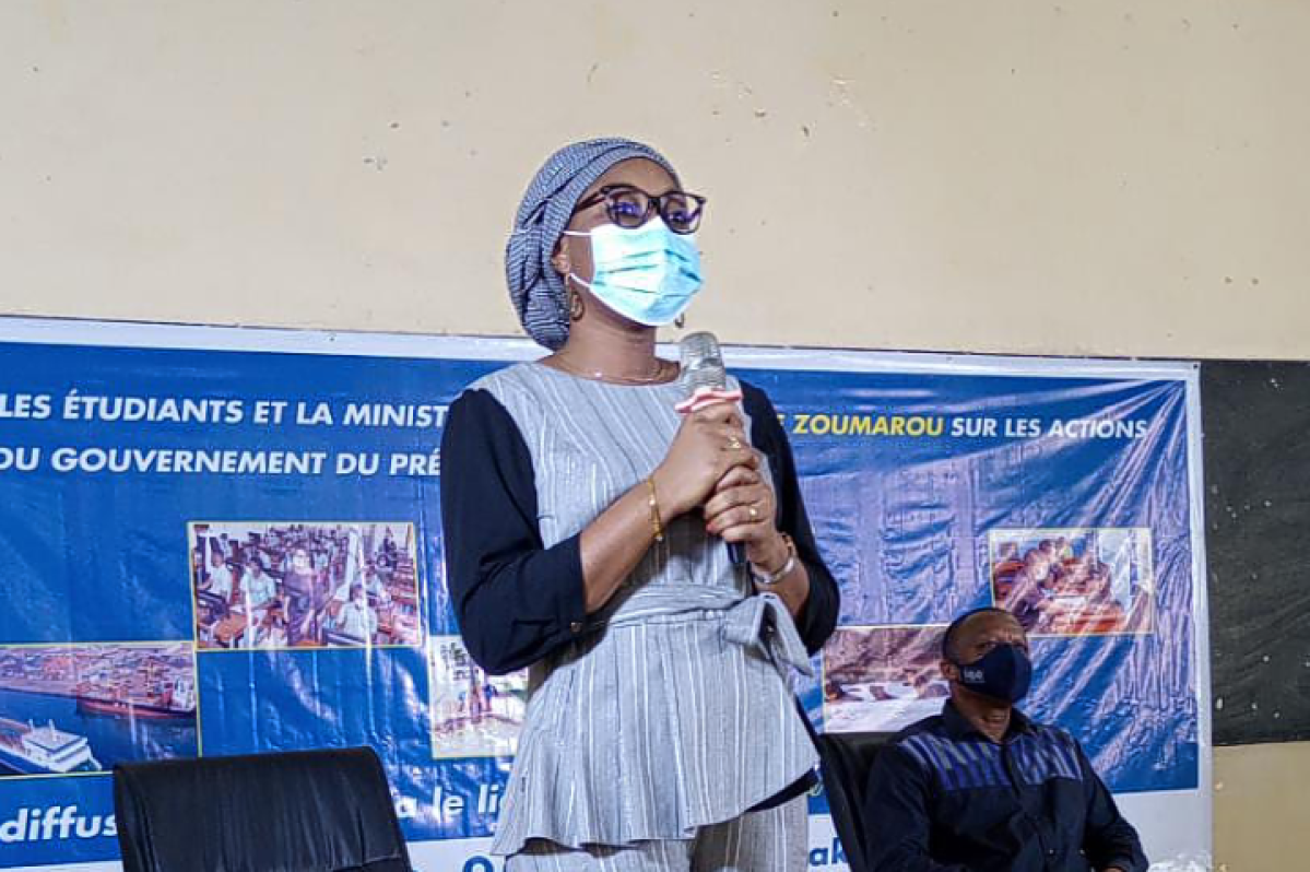 FACE AUX ÉTUDIANTS DE L&rsquo;UNIVERSITÉ DE PARAKOU : Aurélie Adam Soulé expose les nombreuses actions du gouvernement  . Satisfaits, les étudiants souhaitent rencontrer Talon pour lui dire merci