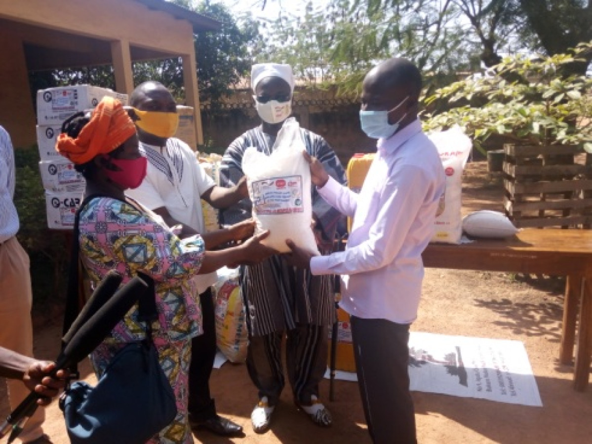 POUR FAIRE FACE AUX CONSÉQUENCES DU CORONAVIRUS : Le Psoe fait don de kits alimentaires aux personnes vulnérables