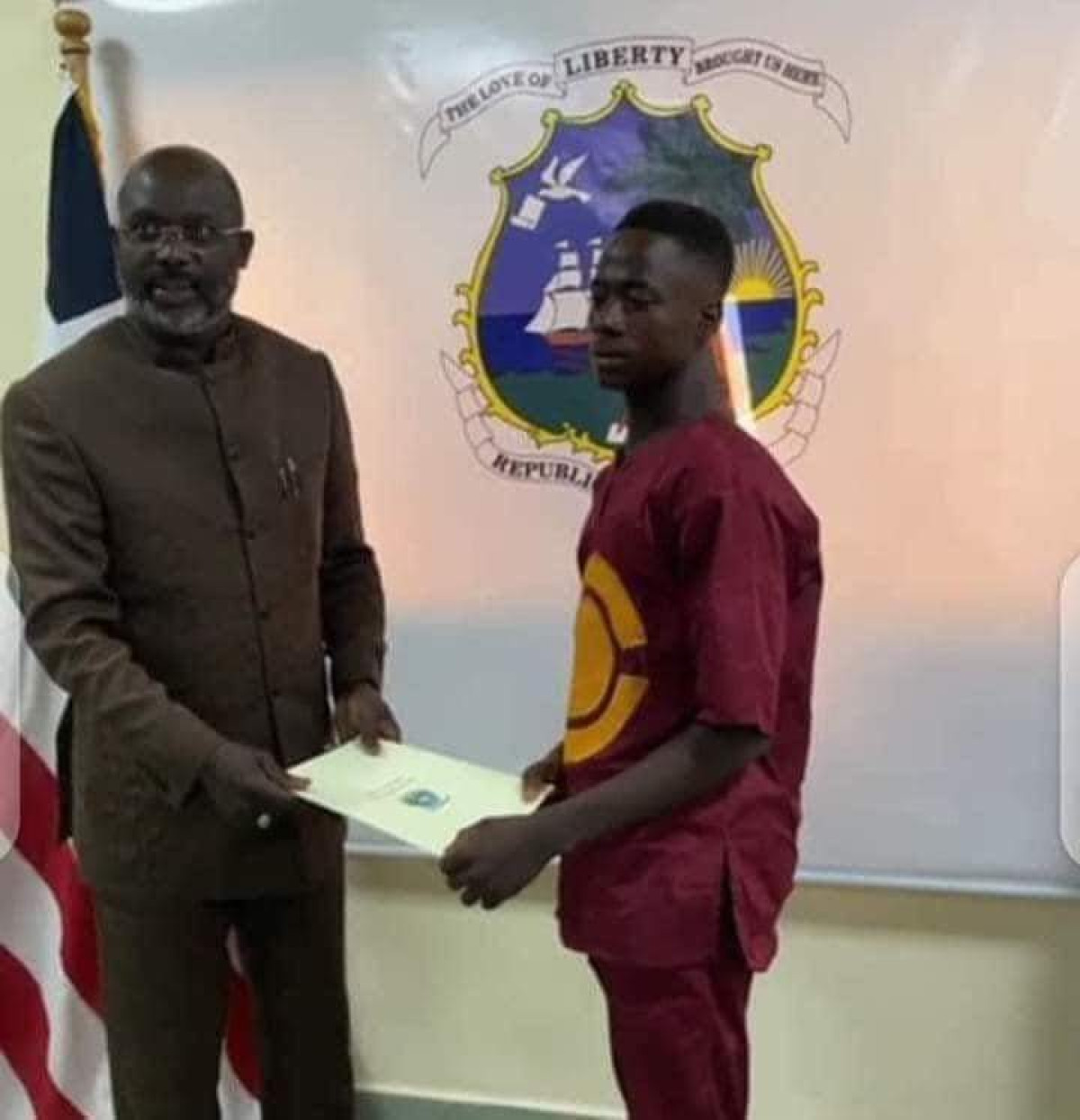 LIBERIA/POUR AVOIR RENDU UNE IMPORTANTE SOMME D’ARGENT EGAREE A SON PROPRIETAIRE : Un jeune garçon récompensé par le président Georges Weah