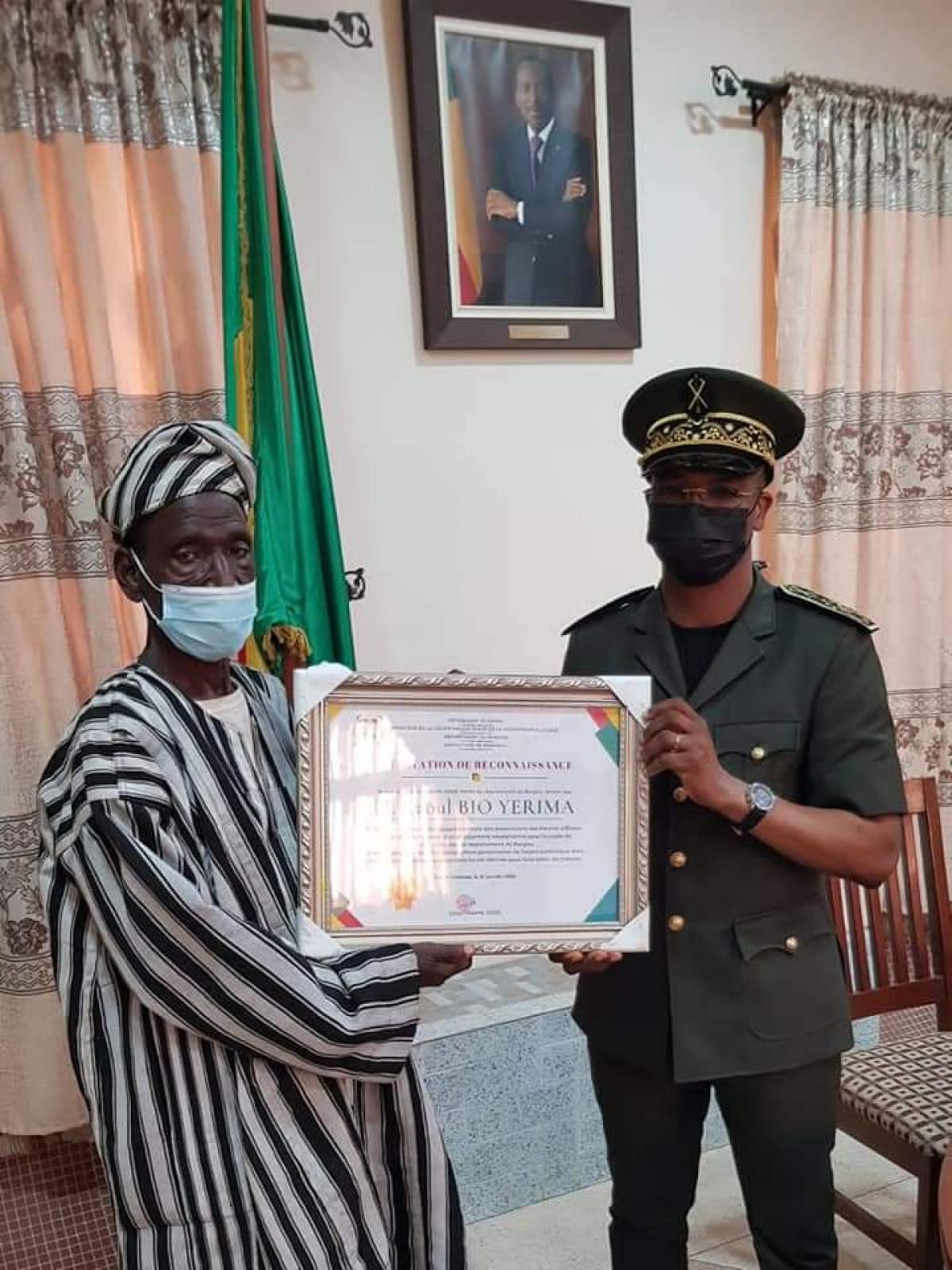 POUR SON ENGAGEMENT AUX CÔTÉS DES ACTEURS DE L’ÉDUCATION DANS LE BORGOU : Le président de la Fedape Bio Yerima distingué par le préfet Cissé