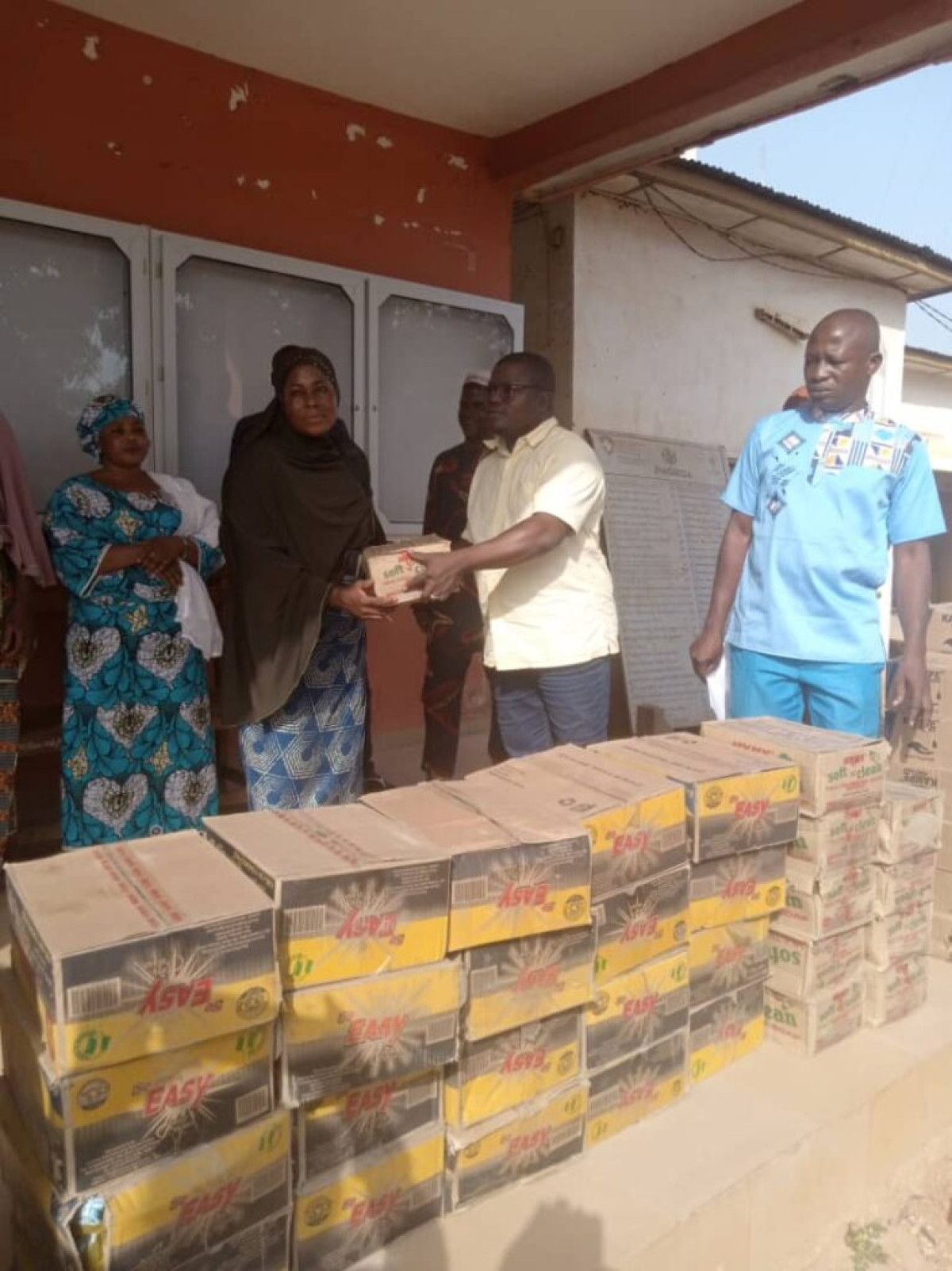 POUR ENCOURAGER LES FEMMES CUISINIÈRES DES CANTINES SCOLAIRES DE NIKKI :  Les conseillers communaux offrent 56 cartons de savon 