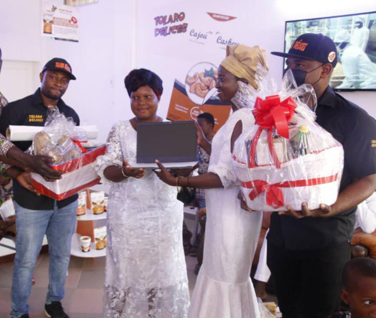 CONCOURS PHOTO SAINT VALENTIN DE TOLARO DELICES : Diane Kotoko, une étudiante du Cfoman-Daabaaru remporte le 1er prix . Pour une formation de qualité, inscrivez-vous pour la prochaine rentrée dans ce centre.