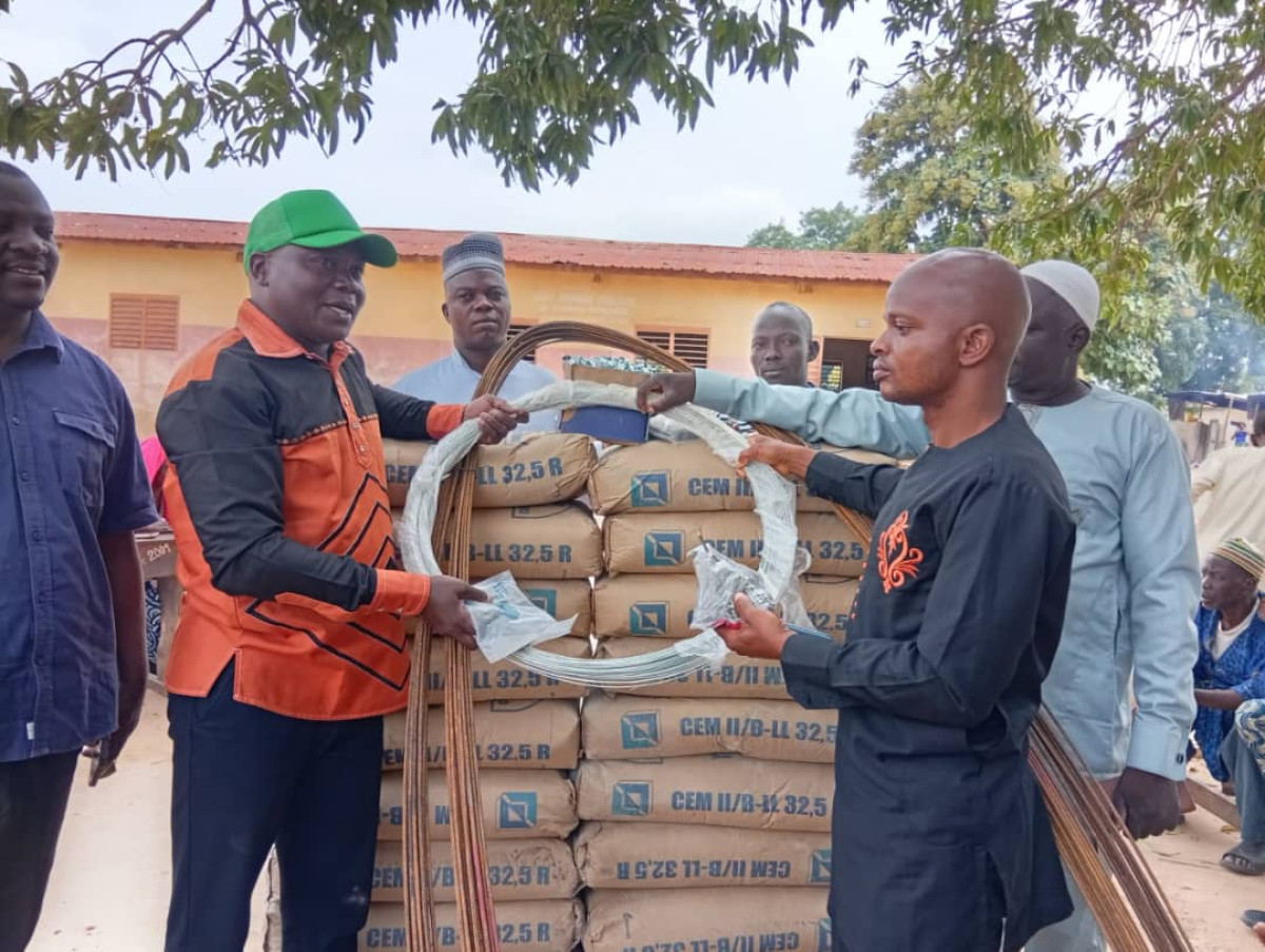 Tchatchou/Don de matériaux pour construire l'école maternelle de Kinnou Kpannou: en bon samaritain, Joël Domagui sauve les écoliers.