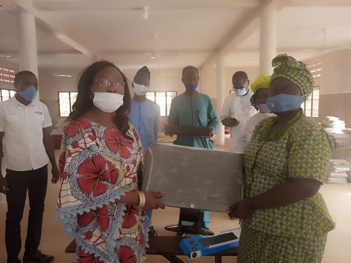 ÉQUIPEMENT DE LA BIBLIOTHÈQUE DU LYCÉE MATHIEU BOUKÉ DE PARAKOU : Les anciens Boukéennes et Boukéens des années 1985 à 1992 font don d’un micro-ordinateur