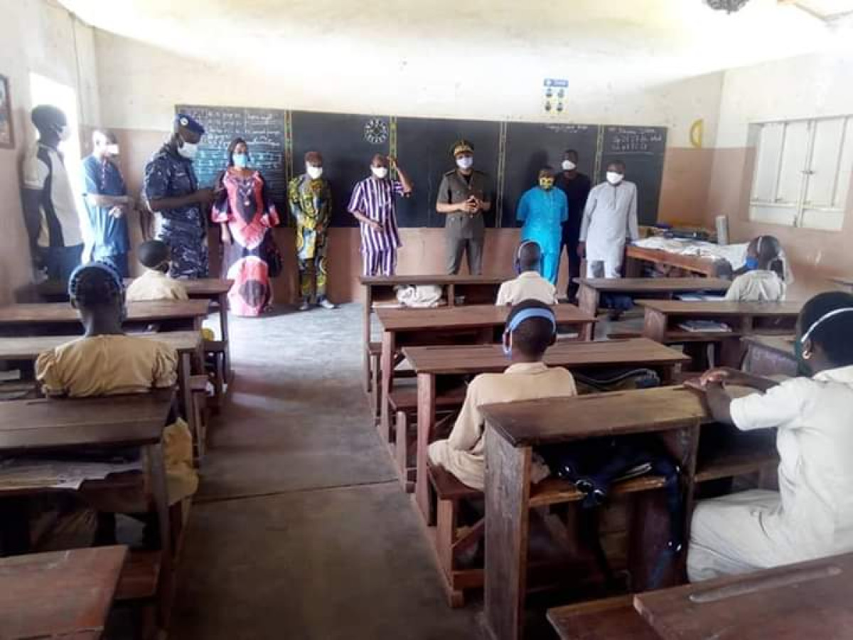 BORGOU/RESPECT DES MESURES BARRIÈRES CONTRE LA COVID-19 : Le préfet Djibril Mama Cissé sillonne quelques écoles de Nikki