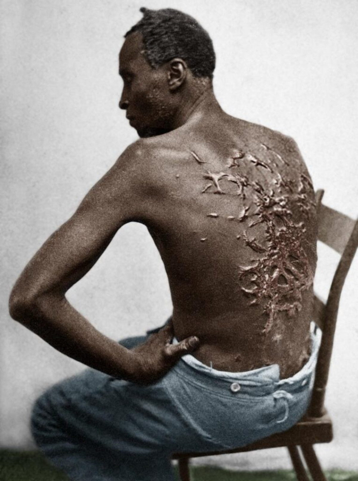 CHRONIQUE DES US ET COUTUMES : Le dos d’un vrai père !