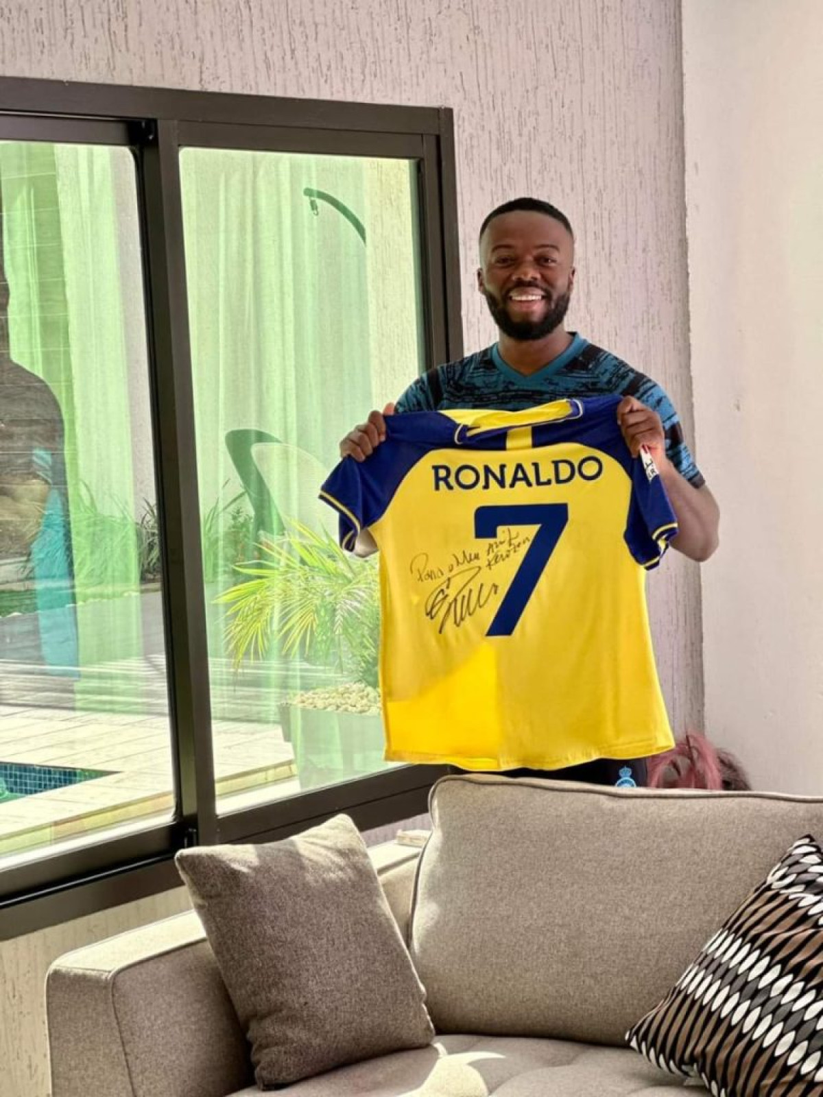 FANTASTIQUE : Kerozen reçoit un maillot dédicacé de Cristiano Ronaldo  . L&rsquo;artiste est également invité en Arabie Saoudite