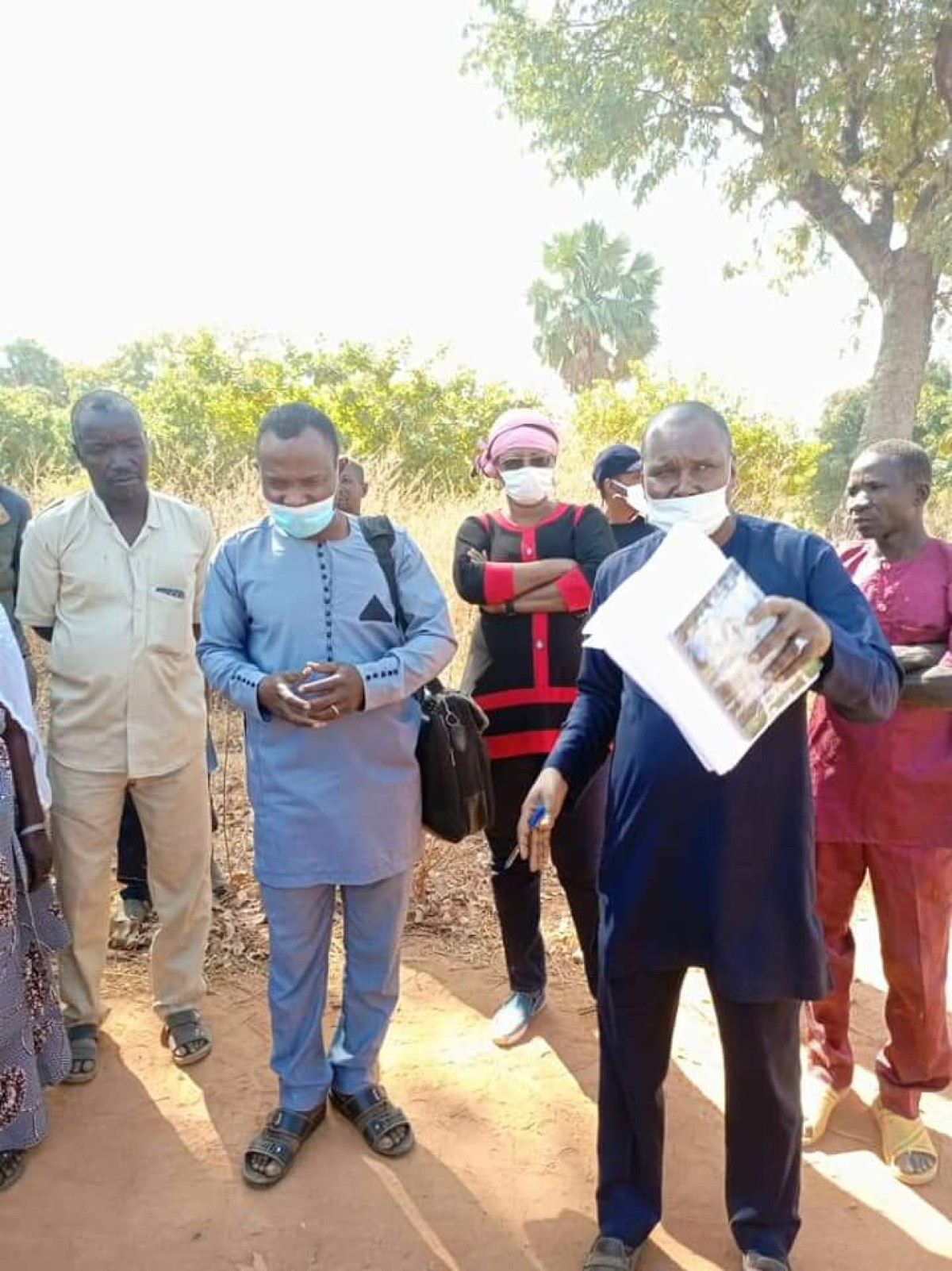 CONSTRUCTION DES INFRASTRUCTURES POUR DES ACTIVITES RIZICOLES ET MARAICHERES À SINENDE :  Le maire Bio Kouri Sanni remet les sites aux entreprises