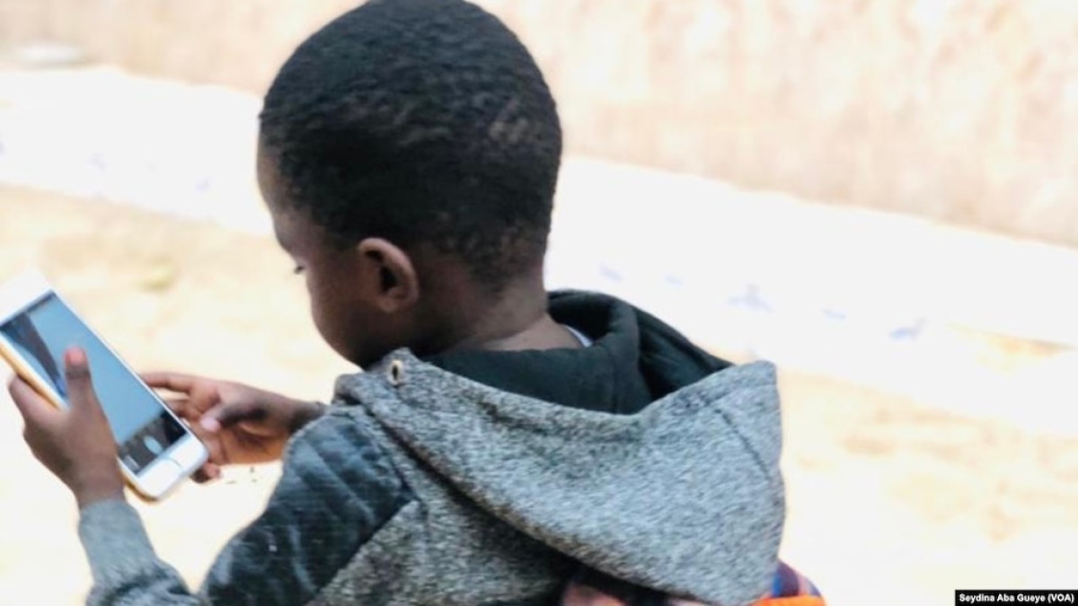 USAGE DU TÉLÉPHONE PAR LES MINEURS  : Le plaisir qui expose les enfants aux vices