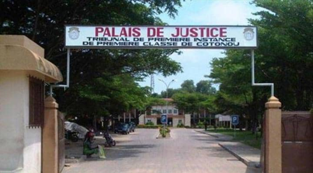 Pour vol de guirlandes: un jeune homme condamné à 12 mois de prison 