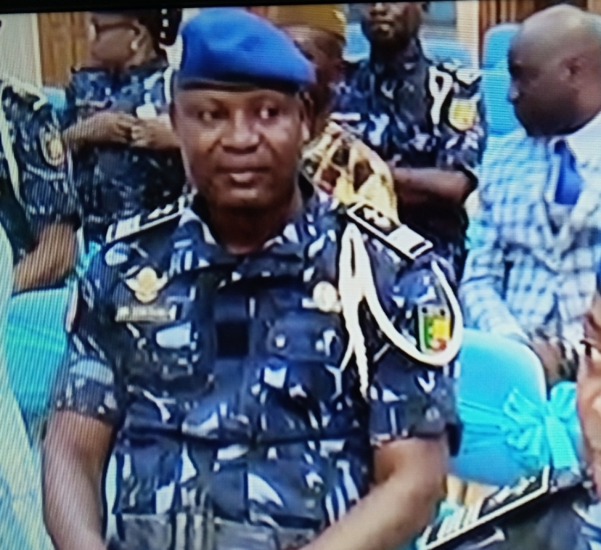 NOMMÉ CHEVALIER DE L&rsquo;ORDRE NATIONAL DU BÉNIN :  Le commissaire Léopold Egblékadja reçoit son insigne 