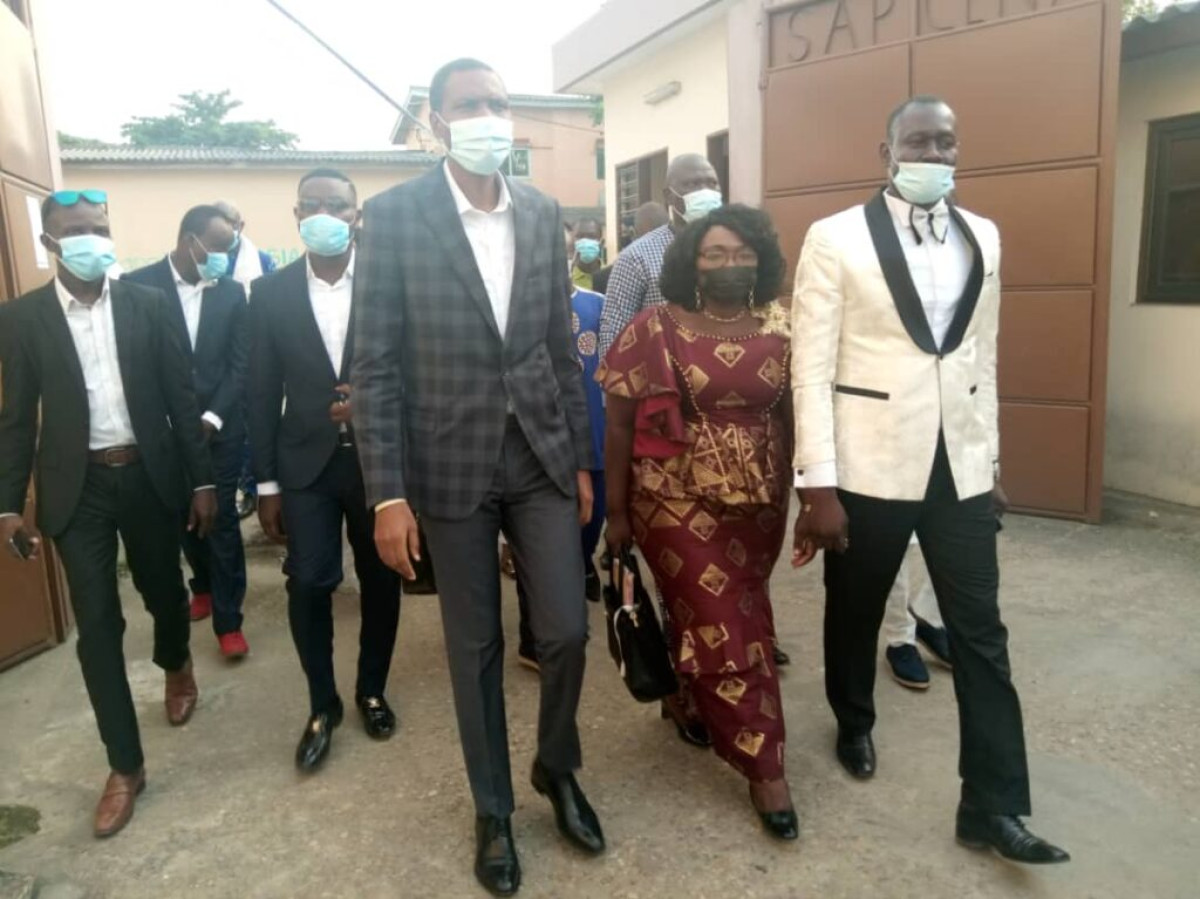 ENREGISTREMENT DE DOSSIERS DE CANDIDATURES A LA CENA :  Daniel Edah et Françoise Hounsou dans le startingblock