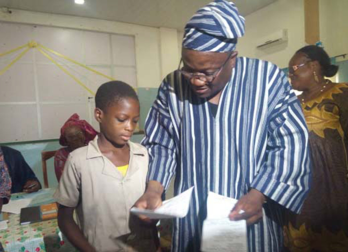 REMISE DES ACTES DE NAISSANCE AUX APPRENANTS EN CLASSE DE CM2 A PARAKOU