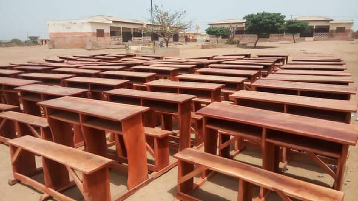 PARAKOU/EPP TIBONA : L&rsquo;He Gbadamassi fait don de plus de 100 tables-bancs . Deux salles de classes réfectionnées