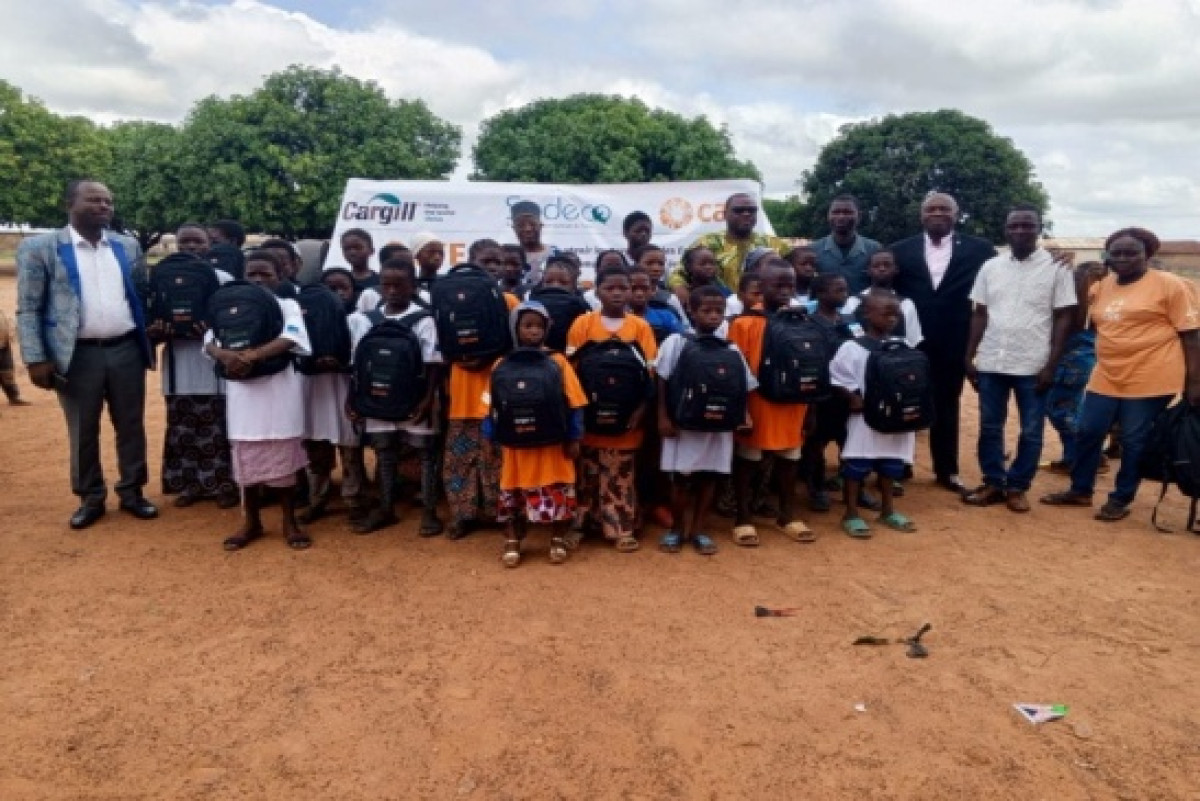PROJET SOFEC, PHASE 3, À ONKLOU ET PARTAGO : Care Bénin-Togo, Cargill et Sodeco S.a font don de 200 kits scolaires aux écoliers vulnérables