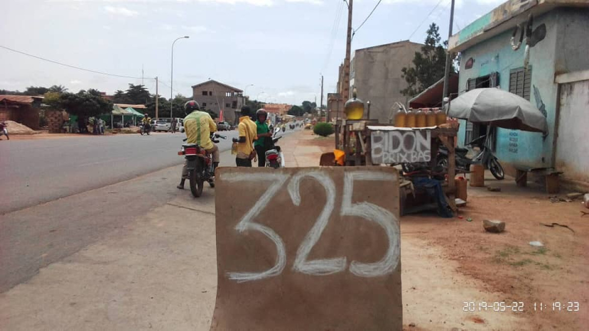 COMMERCE ILLICITE AU BENIN : Les consommateurs d’essence frelatée grugés avec plaisir .Modes opératoires des vendeurs indélicats