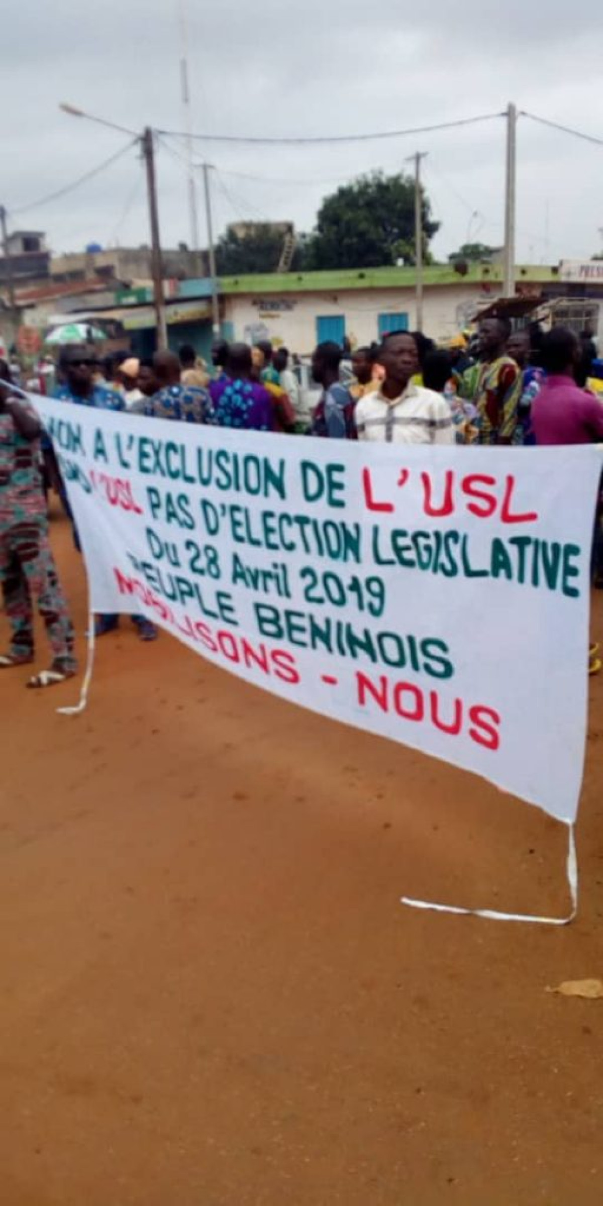 POUR NON DELIVRANCE DU CERTIFICAT DE CONFORMITÉ : Les militants Usl de Porto-Novo bloquent le pont de la capitale