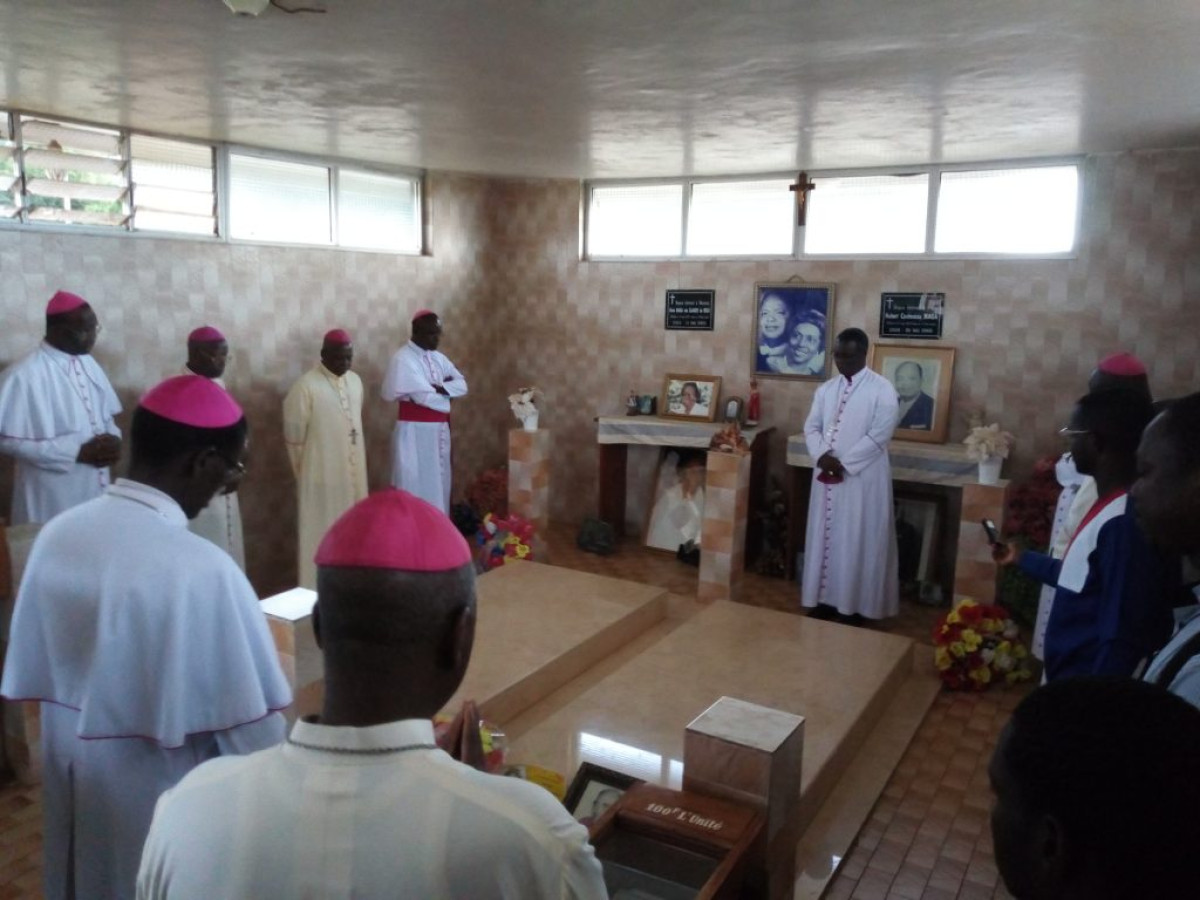 PARAKOU : Les évêques du Bénin prient sur la tombe du feu Hubert Maga