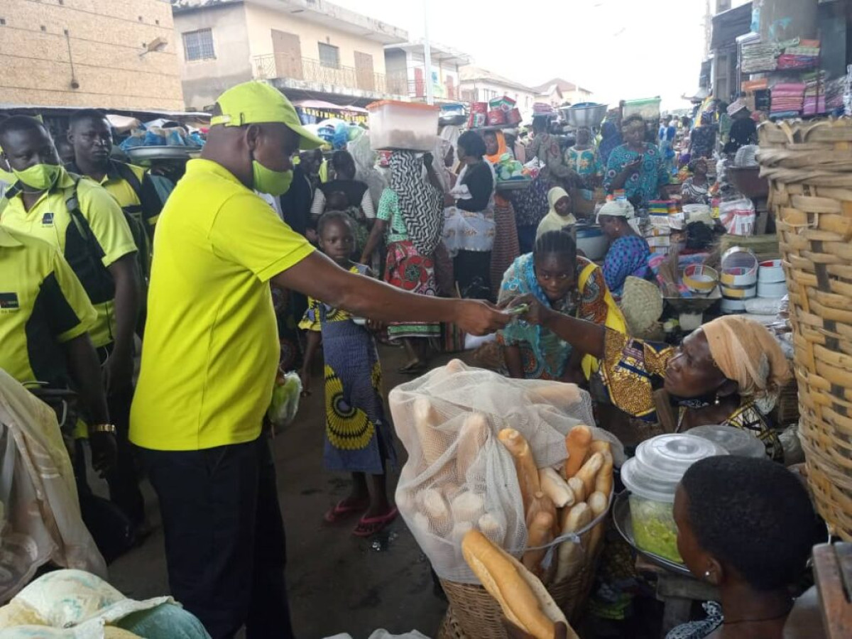 LUTTE CONTRE LA COVID-19 À PARAKOU : Moov Bénin à travers la Fondation Etisalat Bénin distribue 2000 masques aux femmes des marchés