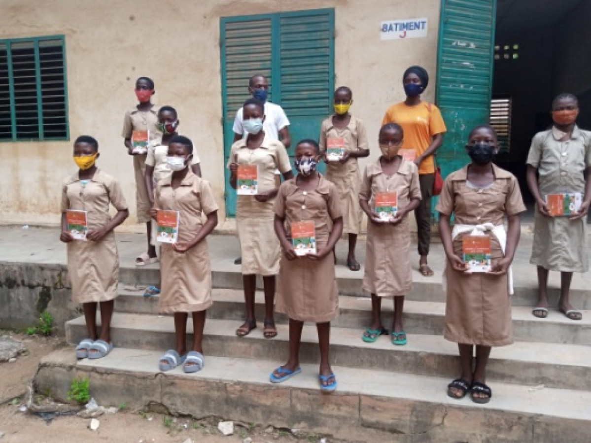 DISTRIBUTION DES BREVIAIRES AUX ELEVES FILLES DES COLLÈGES ET LYCÉES DE PARAKOU : La Fondation Hystérésis s&rsquo;engage à promouvoir les séries scientifiques