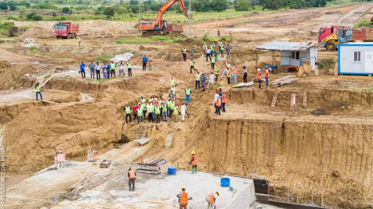 PROJET DE RENFORCEMENT DU SYSTÈME D’ALIMENTATION EN EAU POTABLE DANS LES COLLINES : Le ministre Adambi constate l’évolution des travaux