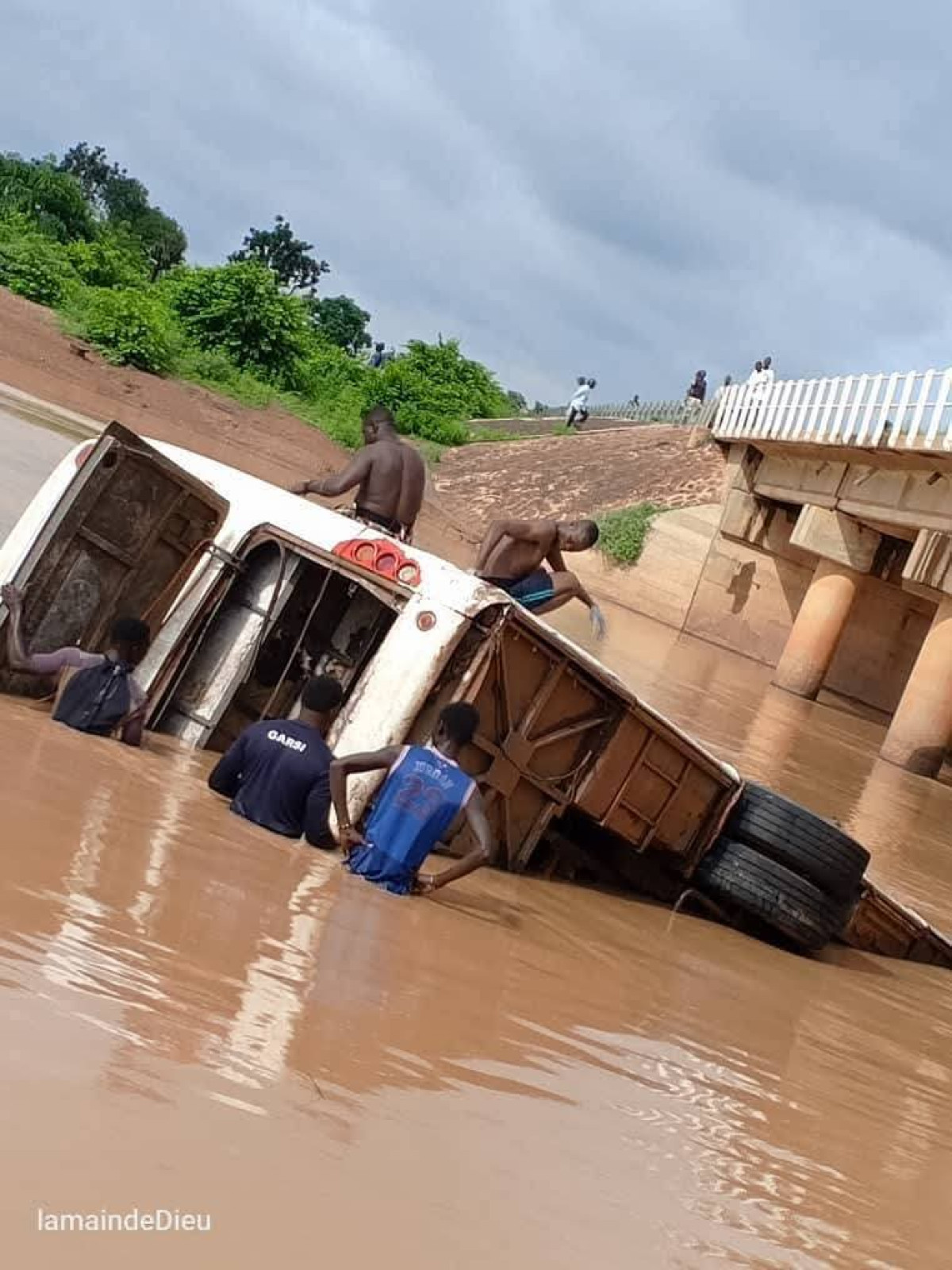 Accident de la circulation au Burkina Faso: un autocar finit sa course sous le pont Nakambé
