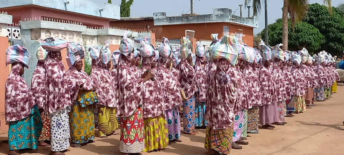 DON DE KITS ALIMENTAIRES AUX FEMMES MUSULMANES DE PARAKOU : L’Ong Lfces et El-Hadj Zoubérou font œuvre utile