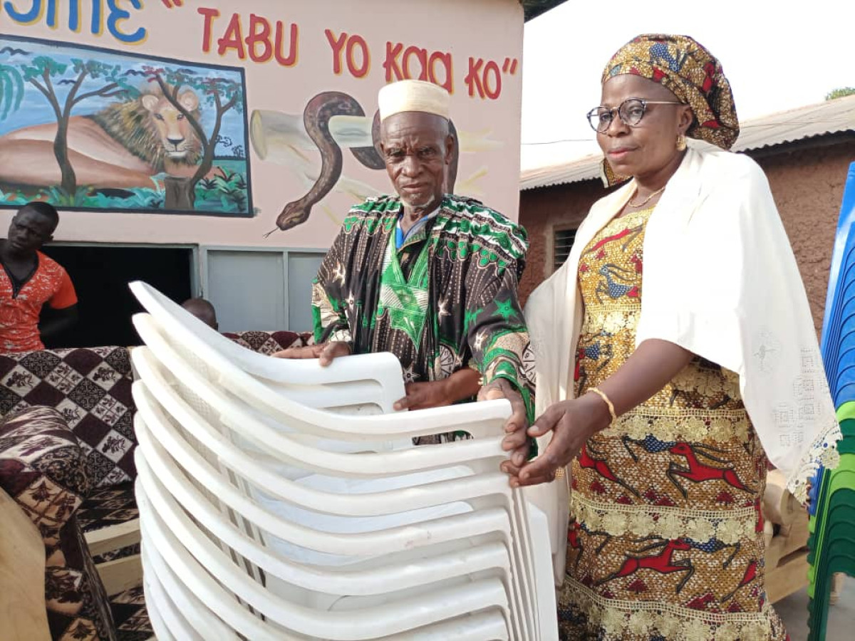 TCHAOUROU : L&rsquo;He Bagoudou fait don de salon et de chaises au roi de Barérou