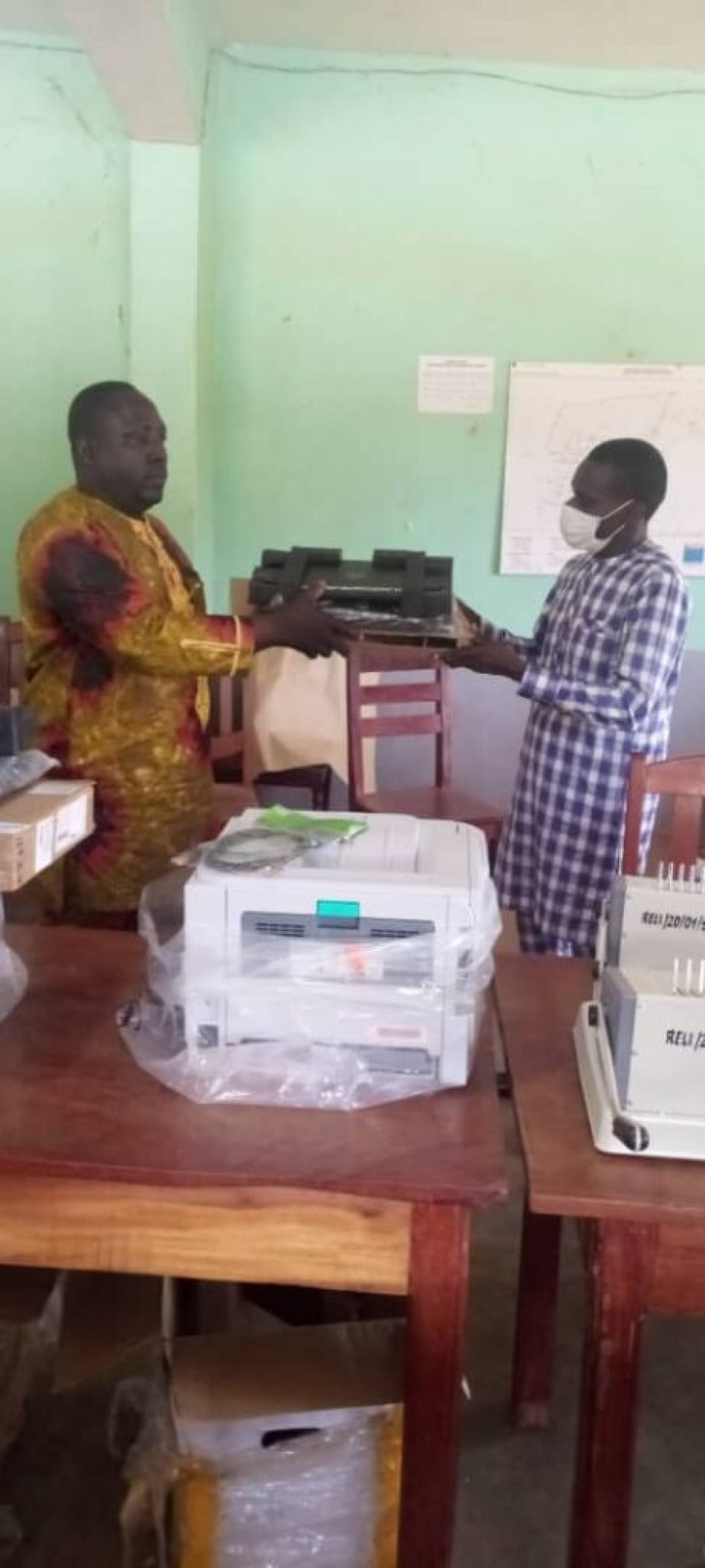 REMISE D&rsquo;ÉQUIPEMENTS ET DE MATÉRIELS INFORMATIQUES A LA MAIRIE DE KALALÉ : Le maire Bani Chabi renforce ses services techniques