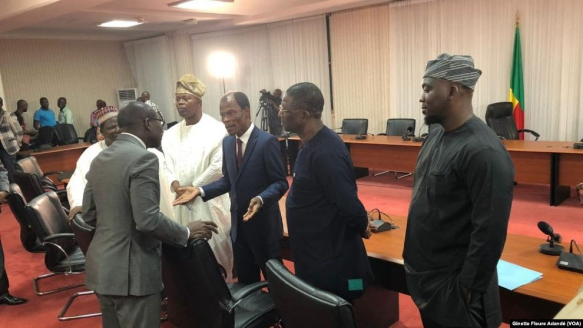 RENCONTRE DU CHEF DE L’ETAT AVEC CERTAINS PARTIS POLITIQUES EN DIFFICULTE AU BENIN : Patrice Talon jette la bouée de sauvetage à l’opposition .Une invitation qui sème la panique!