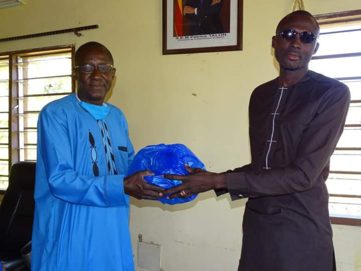 LUTTE CONTRE LA COVID-19 À BEMBEREKE : Yaya Garba reçoit des cache-nez de la part de l’Ong Aprosoc