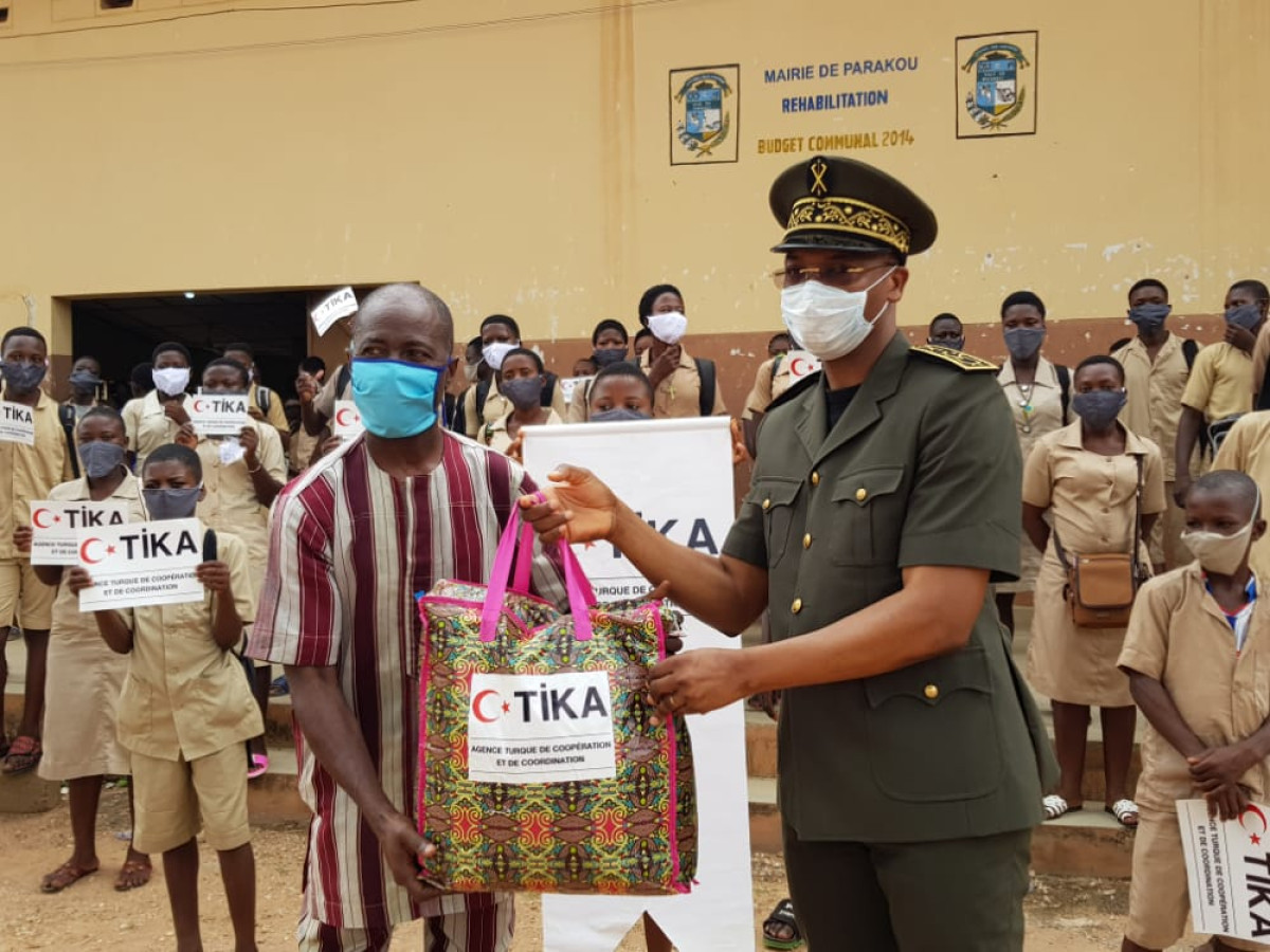 PRÉVENTION DE LA PROPAGATION DE LA COVID-19 DANS LES ÉTABLISSEMENTS DU BORGOU : Le préfet Cissé distribue 8 000 masques offerts par la Turquie aux apprenants