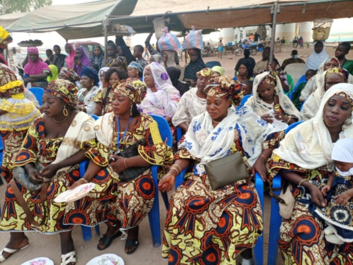 FETE ANNUELLE DE LA CELLULE YARAKINNIN DE L&rsquo;ASSOCIATION DES TAILLEURS, COUTURIERS ET TRICOTEURS DU BORGOU (ATCTB) : Les membres saluent l&rsquo;entrepreneur Charles Toko pour son accompagnement