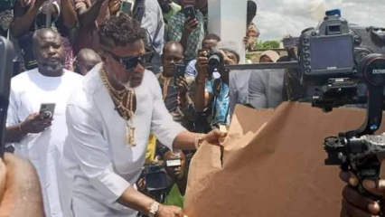 20 ANS APRÈS SON FUNESTE CONCERT AU BÉNIN : Koffi Olomide rend hommage aux disparus à travers une messe