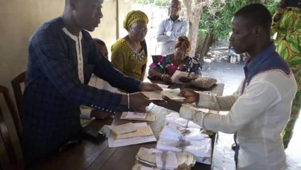 2E PHASE DE DISTRIBUTION GRATUITE DE VOLETS N°1 A SÈMÉ-PODJI : Le maire Charlemagne Honfo lance l’opération à Agblangandan
