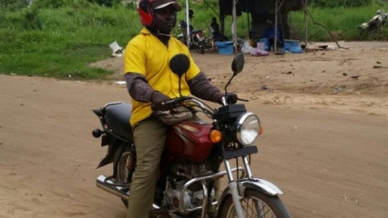 ABOMEY-CALAVI : Il empoisonne un “zémidjnan” et tente d’emporter sa moto