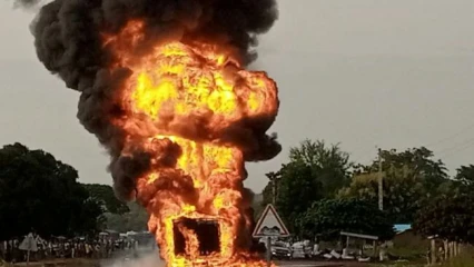 ACCIDENT DE CIRCULATION SUR L&rsquo;AXE PIRA-BASSILA : Un camion citerne réduit en cendre
