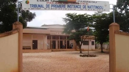 AFFAIRE BAVURE POLICIÈRE À NATITINGOU : 6 mois de prison ferme pour trois policiers et libération de l&rsquo;auteur de la vidéo  . La victime prend six mois de prison avec sursis