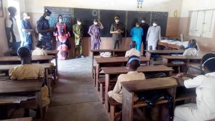 BORGOU/RESPECT DES MESURES BARRIÈRES CONTRE LA COVID-19 : Le préfet Djibril Mama Cissé sillonne quelques écoles de Nikki